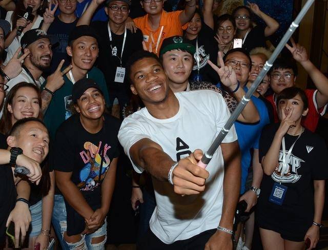 曼联三人非洲杯离队日期确定，无缘战维拉！落选奥纳纳清洗计划曝光（曼联三将非洲杯离队时间敲定，无缘战阿斯顿维拉；奥纳纳遭弃用与清洗计划曝光）