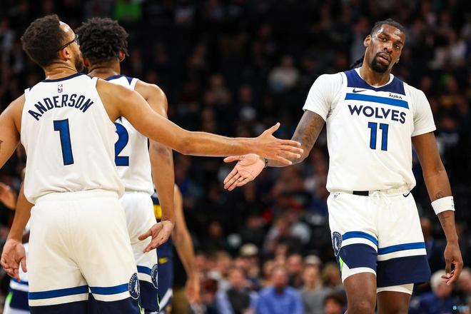 皇马表彰安帅、魔笛、巴斯克斯和劳尔，感谢他们离队前的贡献（皇马向安切洛蒂、莫德里奇、巴斯克斯和劳尔致敬，感谢他们在告别前的付出）