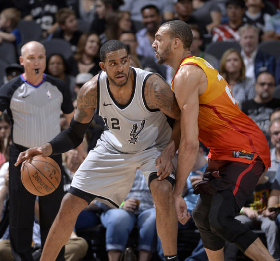 利物浦主场1-1战平升班马桑德兰，迎来赛季首个平局（利物浦主场被升班马桑德兰1-1逼平，收获赛季首个平局）