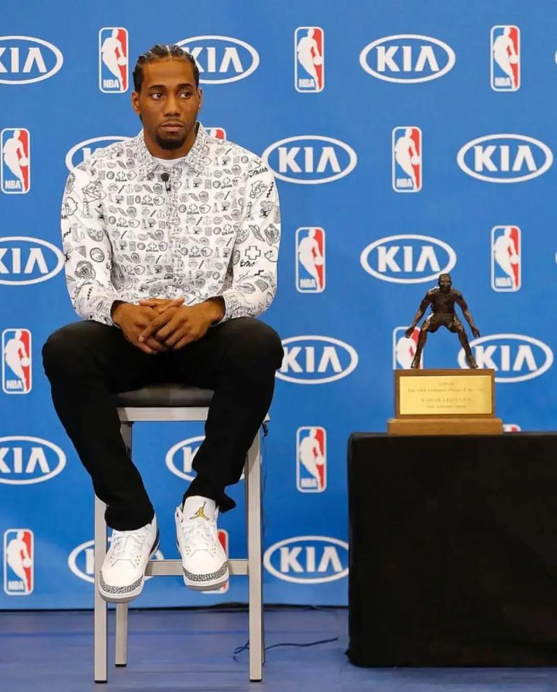 穆雷半场18分单节独得12分，上半场突破万分里程碑大关（穆雷上半场砍18分、单节揽12分，生涯万分里程碑上半场达成）