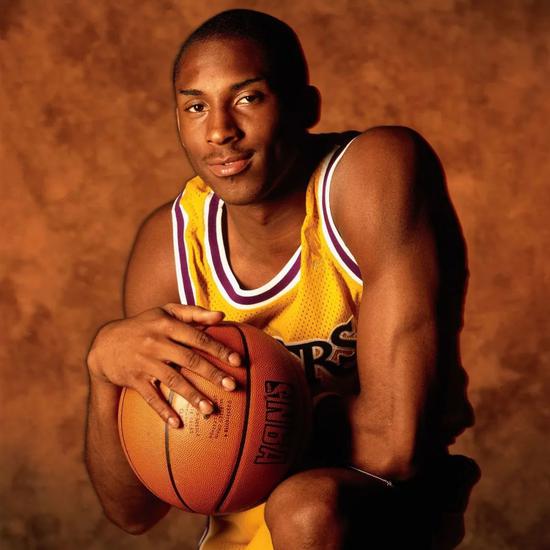 欧文快攻压哨上篮，全场沸腾（欧文末秒快攻上篮引爆全场）