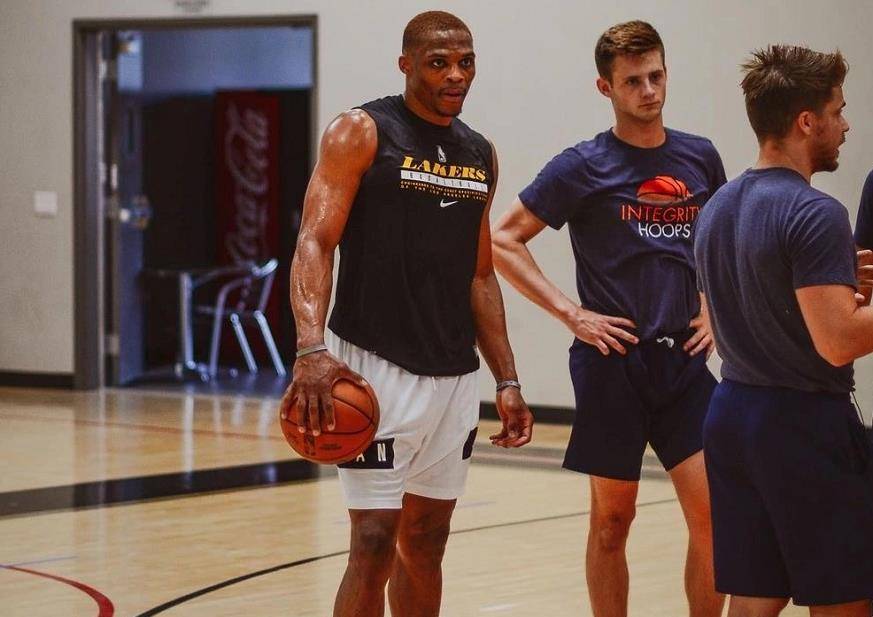 德转列防守型中场身价榜：凯塞多1亿欧居首，赫拉芬贝赫第二（德转防守型中场身价榜：凯塞多以1亿欧领跑，赫拉芬贝赫居次席）